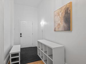 Schenley HeightsにあるBloomfield, Shadyside !A Modern and Bright Private Bedroom with Shared Bathroomの白い部屋(テーブル付)