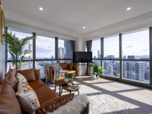 Χώρος καθιστικού στο Luxury 3BR Suite Stunning Skyline-River-View at CBD