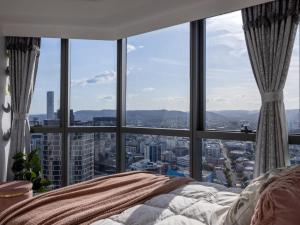 Ένα ή περισσότερα κρεβάτια σε δωμάτιο στο Luxury 3BR Suite Stunning Skyline-River-View at CBD