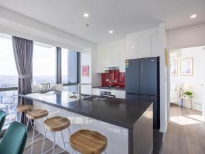 Η κουζίνα ή μικρή κουζίνα στο Luxury 3BR Suite Stunning Skyline-River-View at CBD