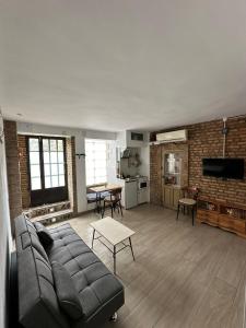 sala de estar amplia con sofá y cocina en Apartamento Carretera de la Sierra, en Granada