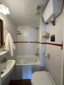 Un baño con bañera, inodoro y lavabo. en Apartamento Carretera de la Sierra, en Granada 15 fotos más