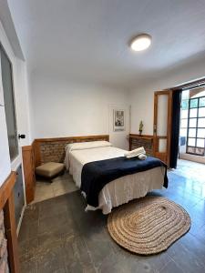 Un dormitorio con una cama grande y una alfombra. en Apartamento Carretera de la Sierra, en Granada