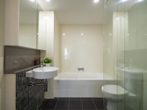 Ένα μπάνιο στο Luxury 3BR Suite Stunning Skyline-River-View at CBD