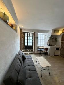 una sala de estar con un sofá y una mesa en Apartamento Carretera de la Sierra, en Granada
