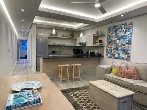 Kuchyň nebo kuchyňský kout v ubytování Luxurious Surf Apartment on Muizenberg Beach