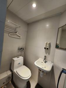 Ένα μπάνιο στο 香港金門賓館 KamMun Guest House