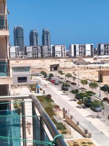 einen Balkon mit Stadtblick in der Unterkunft Down Town in Dawwār Muḩammad Abū Shunaynah