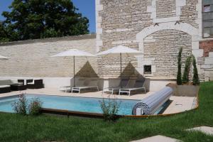 Bazén v ubytování La Villa Lombardi en Champagne, avec piscine privée et jacuzzi nebo v jeho okolí