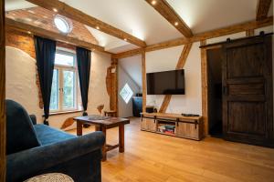 维尔扬迪Korter vanalinna peatänaval的客厅里有一张沙发和一台电视