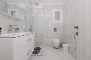 Et badeværelse på The Iconic Sea View Cottage + 20 billeder