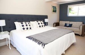 Llit o llits en una habitació de Seabreeze Luxury Two Bedroom Self Catering Penthouse