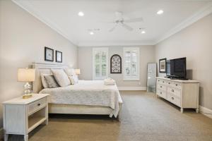 Postel nebo postele na pokoji v ubytování 3 Surfwatch Way- Private Pool & Hot Tub, Short Walk To Beach, FREE Activities Included + 55 fotografií