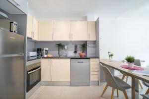 A kitchen or kitchenette at Apart-rent Casa Puigmal 0152