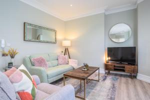 TV a/nebo společenská místnost v ubytování 5 Star - The Ulsterville Residences - Free On-site Parking