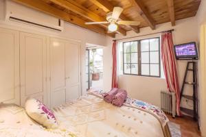 Postel nebo postele na pokoji v ubytování CASA RUBEO - San Miguel Rooftop Casa, Free Parking, AC, Centro