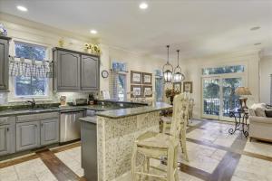 Kuchyň nebo kuchyňský kout v ubytování 32 Corine Lane- Close to the beach, Seasonal Beach Shuttle, FREE Activities Included