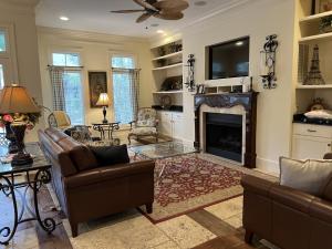 TV a/nebo společenská místnost v ubytování 32 Corine Lane- Close to the beach, Seasonal Beach Shuttle, FREE Activities Included