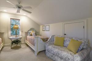 Postel nebo postele na pokoji v ubytování 32 Corine Lane- Close to the beach, Seasonal Beach Shuttle, FREE Activities Included + 35 fotografií