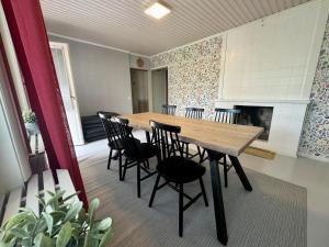 a table and chairs in a room with a fireplace at Himos Hannula in Jämsä +5 photos