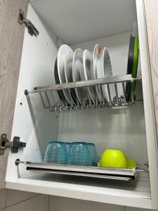 un estante en una cocina con platos y utensilios en Maison Valentini, en Roma
