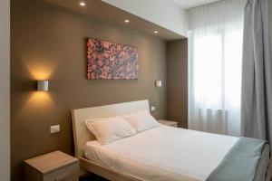 Postel nebo postele na pokoji v ubytování VILLA FENIX OSIO SOTTO 2