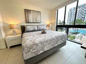 Giường trong phòng chung tại Doral Studio with Fabulous View +54 ảnh