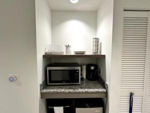 Nhà bếp/bếp nhỏ tại Doral Studio with Fabulous View