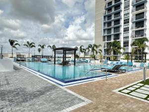 Hồ bơi trong/gần Doral Studio with Fabulous View