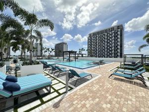 Hồ bơi trong/gần Doral Studio with Fabulous View