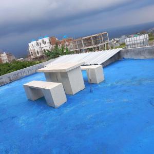 特勒贡Villa Labella BNS Batu的游泳池顶部的白色长凳