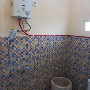 特勒贡Villa Labella BNS Batu的浴室配有淋浴和卫生间。