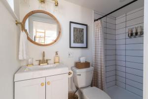 奥斯汀BoHo Tiny Home - Walkable to the Best of East Austin的配有马桶、水槽和镜子的浴室