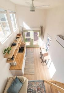 奥斯汀BoHo Tiny Home - Walkable to the Best of East Austin的一间小房子,设有厨房和客厅