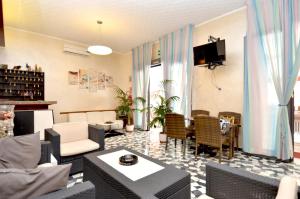 een woonkamer met een bank en een tafel bij Hotel Edera in Lido di Jesolo