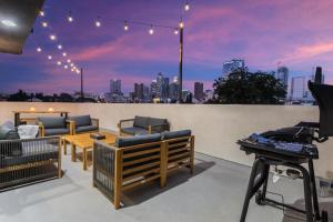 Rõdu või terrass majutusasutuses Stylish Dtla Home With Views