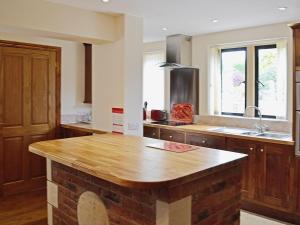 A kitchen or kitchenette at Westfield Farm Cottage 