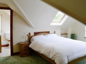 A bed or beds in a room at Westfield Farm Cottage 