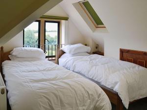 A bed or beds in a room at Westfield Farm Cottage 