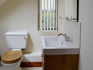 A bathroom at Westfield Farm Cottage 