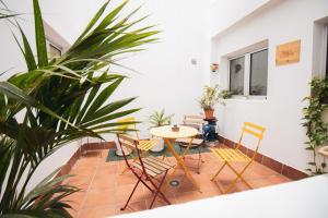 eine Terrasse mit Tisch, Stühlen und Pflanzen in der Unterkunft Luxury apartment Las Canteras in Las Palmas de Gran Canaria