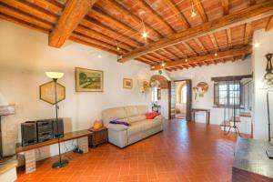 een woonkamer met een bank en een tv bij Chianti House in Gaiole in Chianti