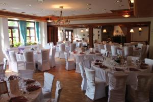 Restaurace v ubytování Landgasthof Hotel Zur Linde im Taunus