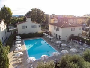 an overhead view of a swimming pool with umbrellas at Villa Carobbi Apartments Florence in Florence