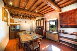 een keuken met een grote houten tafel in een kamer bij Chianti House in Gaiole in Chianti