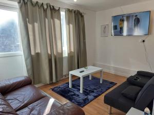 Μια τηλεόραση ή/και κέντρο ψυχαγωγίας στο 5 Bedroom House in Romford