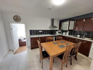 Η κουζίνα ή μικρή κουζίνα στο 5 Bedroom House in Romford