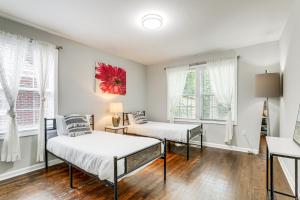 una camera da letto con due letti e due finestre di Pet-Friendly Home with Hot Tub in Atlanta! ad Atlanta