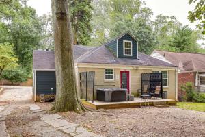 una casa con un grande albero di fronte di Pet-Friendly Home with Hot Tub in Atlanta! ad Atlanta