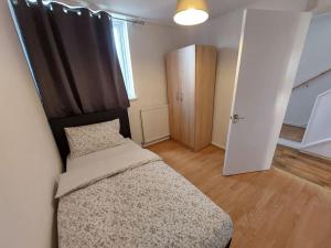 Ένα ή περισσότερα κρεβάτια σε δωμάτιο στο 5 Bedroom House in Romford